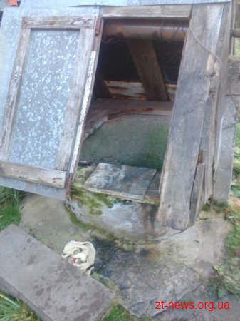У криниці, що на вулиці Миру у Житомирі, місцеві мешканці виявили тіло чоловіка