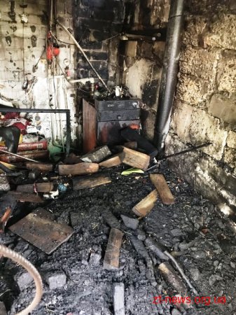 У Житомирі вогнеборці врятували від знищення чотириквартирний будинок