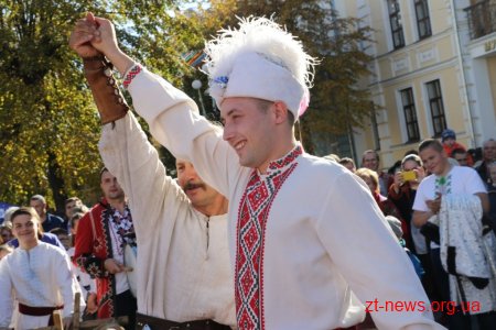 На вул. Михайлівській у Житомирі відгуляли Покровське весілля