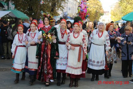 На вул. Михайлівській у Житомирі відгуляли Покровське весілля