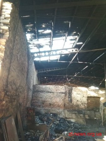 У Романові на території приватного підприємства сталася пожежа: 2 людей загинуло