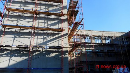 У Новоборівському ліцеї за кошти ДФРР вже утеплили фасад та розпочали заміну вікон