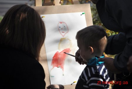 В центрі Житомира діти малювали осінні пейзажі