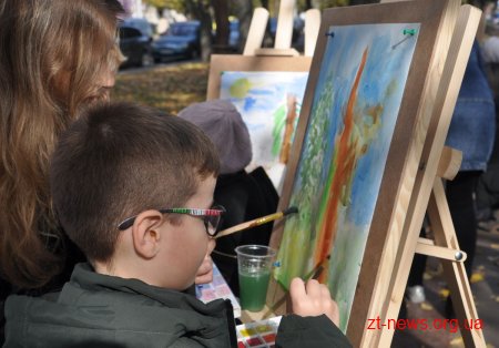 В центрі Житомира діти малювали осінні пейзажі