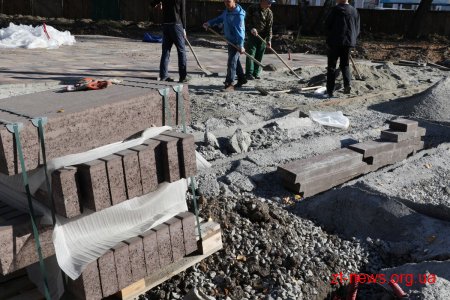 Активно тривають роботи з реконструкції скверу на розі вулиць Лятошинського та Небесної Сотні