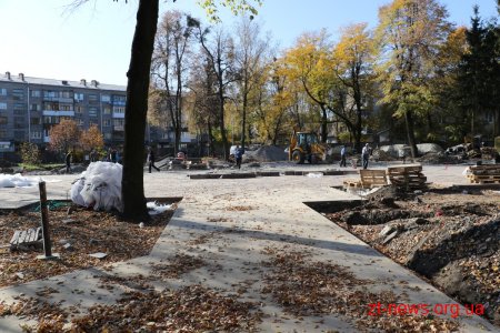 Активно тривають роботи з реконструкції скверу на розі вулиць Лятошинського та Небесної Сотні