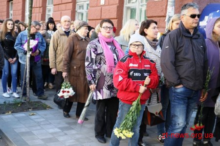 У Житомирі десятки тисяч людей прийшли попрощатися із житомирянкою Мариною Поплавською