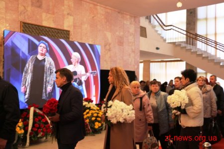 У Житомирі десятки тисяч людей прийшли попрощатися із житомирянкою Мариною Поплавською
