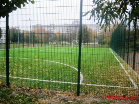 Поблизу ЗОШ №28 та №16 у Житомирі облаштовано футбольне поле зі штучним покриттям