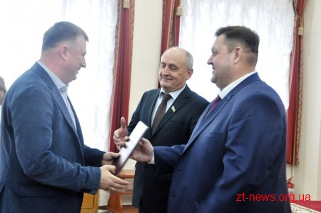 На початку сесії обласної ради 6 жителів Житомирщини відзначили нагородами