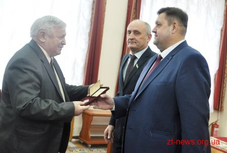 На початку сесії обласної ради 6 жителів Житомирщини відзначили нагородами