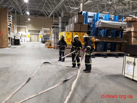 Житомирські рятувальники гасили умовну пожежу у супермаркеті будівельних матеріалів