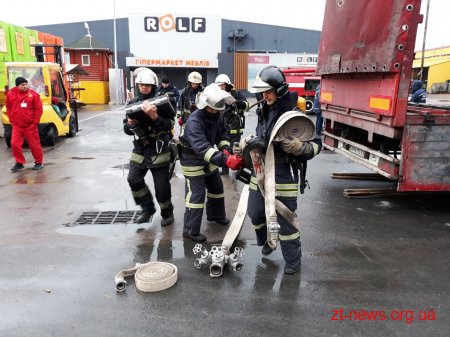 Житомирські рятувальники гасили умовну пожежу у супермаркеті будівельних матеріалів