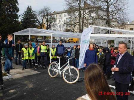 В Коростишівській школі інформаційних технологій відкрили велопарковку та велошколу