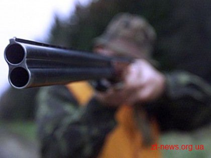 Під час полювання на Житомирщині чоловік випадково підстрелив іншого мисливця