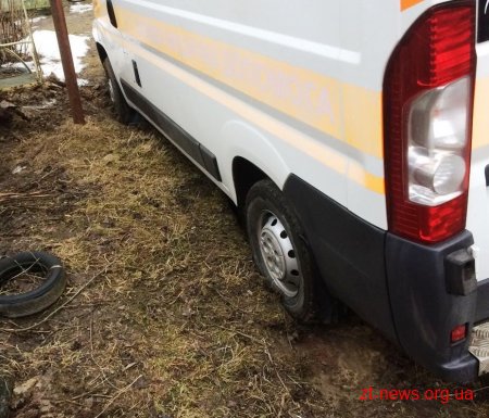 У Житомирі рятувальники відбуксирували з кювету карету швидкої допомоги
