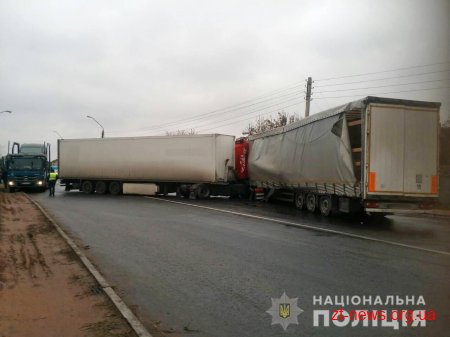 Поблизу Житомира "Москвич" вилетів на зустрічну смугу та зіткнувся з вантажівкою