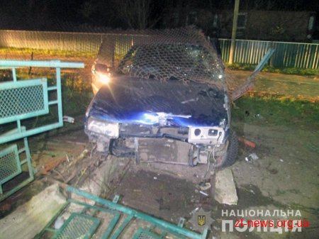 У Бердичівському районі водій "Volkswagen" наїхав на металеву огорожу: 2 людей потрапило до лікарні