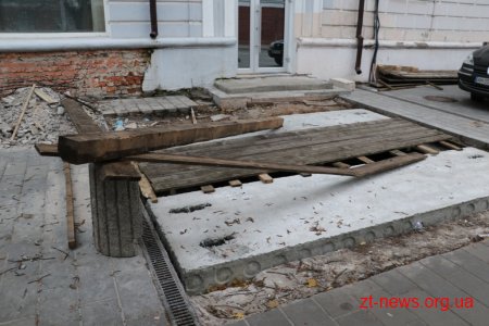 До кінця листопада обіцяють встановити накриття підземелля на вулиці Великій Бердичівській