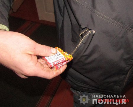 Андрушівські поліцейські затримали чоловіка, який викрав гроші з магазину