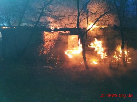 На Житомирщині чоловік отримав опіки намагаючись загасити пожежу у власному будинку
