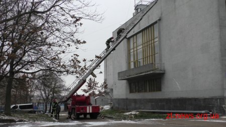 У Бердичеві пожежні гасили умовну пожежу в міському палаці культури