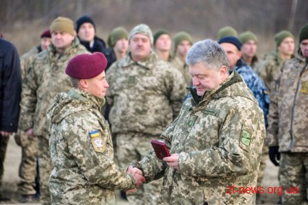 Президент України на Житомирщині вручив десантникам державні нагороди