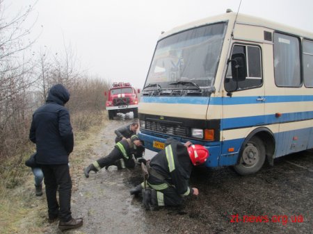 На Житомирщині два автобуси занесло на слизькій дорозі в кювет