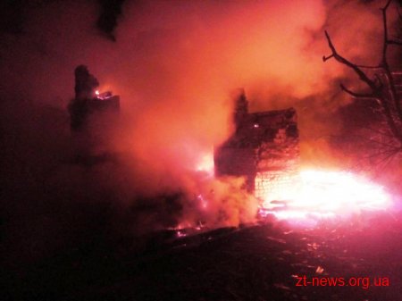 Під час пожежі в дерев'яному будинку на Житомирщині загинуло двоє людей
