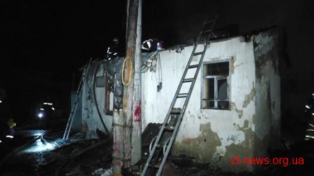 У Житомирі під час гасіння пожежі на території приватного обійстя рятувальники виявили тіло чоловіка