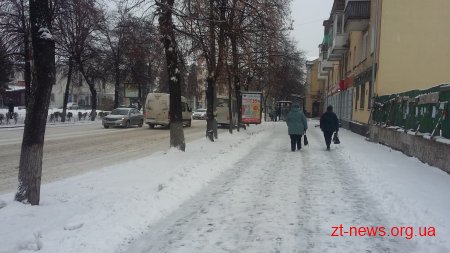 У Житомирі триває прибирання вулиць від снігу