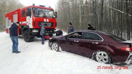 У Житомирській області рятувальники вилучили з кювету легковий автомобіль
