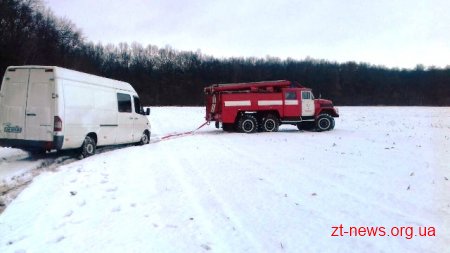 За добу рятувальники області вилучили зі снігових заметів мікроавтобус та вантажівку