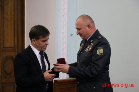 Міському голові вручилили відзнаку за допомогу армії від спілки ветеранів АТО та силових структур України