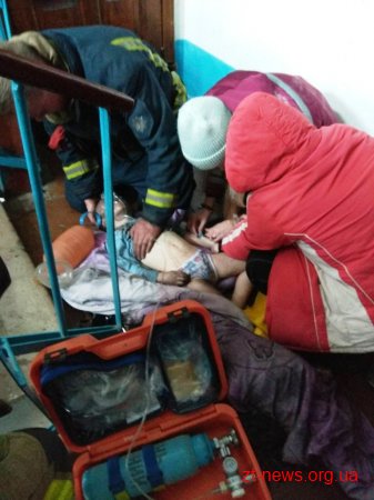 Під час гасіння пожежі в квартирі багатоповерхівки рятувальники знайшли непритомними мати та дитину