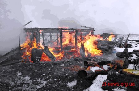 На Житомирщині чоловік намагаючись загасити пожежу отримав опіки рук