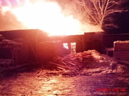 Дві пожежні машини гасили загорання в сушарці для пиломатеріалів у Романові