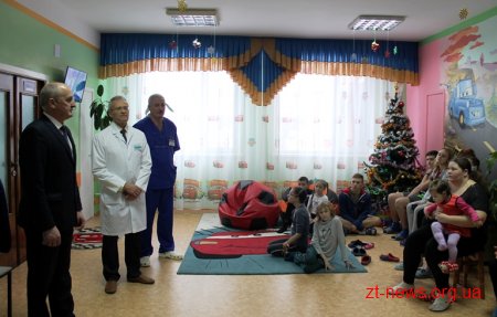 Володимир Ширма привітав маленьких пацієнтів обласної дитячої лікарні