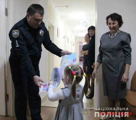 Житомирські поліцейські привітали вихованців дитячого будинку