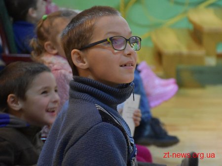 У День Святого Миколая відкрили новорічну ялинку для дітей області