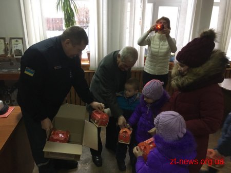 Діти вогнеборців та малюки, які мешкають у радіаційно-забруднених зонах, отримали новорічні подарунки