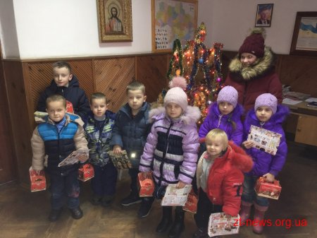 Діти вогнеборців та малюки, які мешкають у радіаційно-забруднених зонах, отримали новорічні подарунки