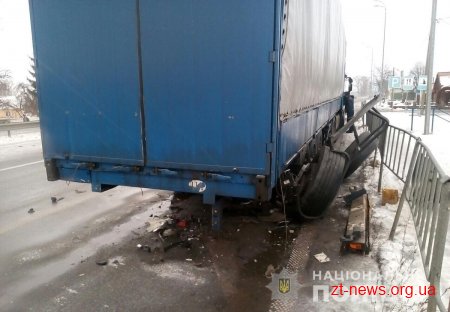 На трасі Київ – Чоп зіткнулися три легковики і вантажівка: 22-річний хлопець помер у лікарні