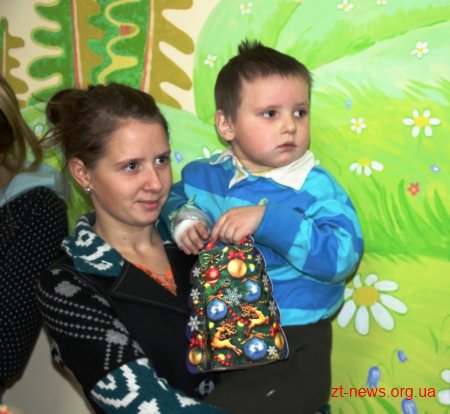 До маленьких пацієнтів дитячої лікарні завітав із подарунками Святий Миколай