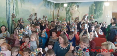 Солодкі подарунки до новорічних свят отримали учні молодших класів у Житомирі
