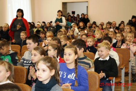 Солодкі подарунки до новорічних свят отримали учні молодших класів у Житомирі