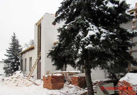 Продовжується реконструкція Малинського районного будинку культури