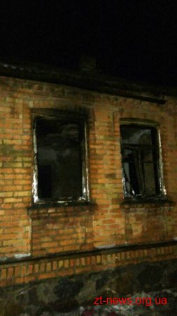 Поблизу Бердичева під час пожежі в оселі рятувальники врятували чоловіка, який повернувся до будинку