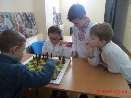 В бібліотеках Житомира для відвідувачів шахових клубів проходить акція «Обміняй фішку на книжку»