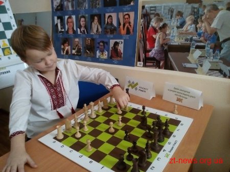В бібліотеках Житомира для відвідувачів шахових клубів проходить акція «Обміняй фішку на книжку»